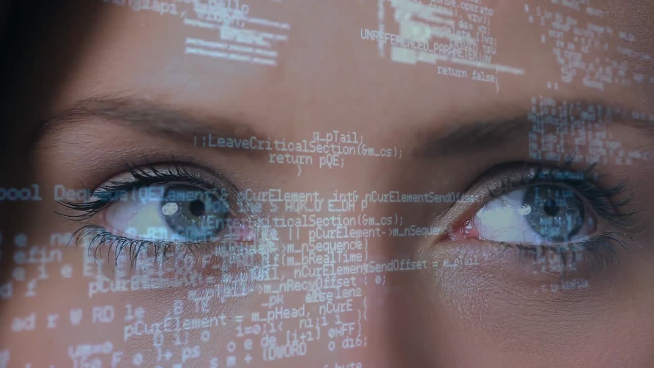 mujeres mirando el desplazamiento de datos digitales