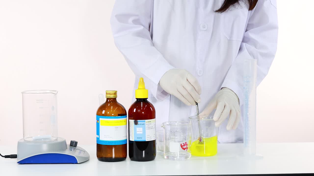화학 물질을 는 과학자가 요오드 시계 반응 실험을 수행합니다.