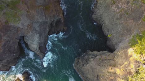 Oregon-Coast-Highway-101-Viewpoint-of-"Natural-Bridge"-rock-formations