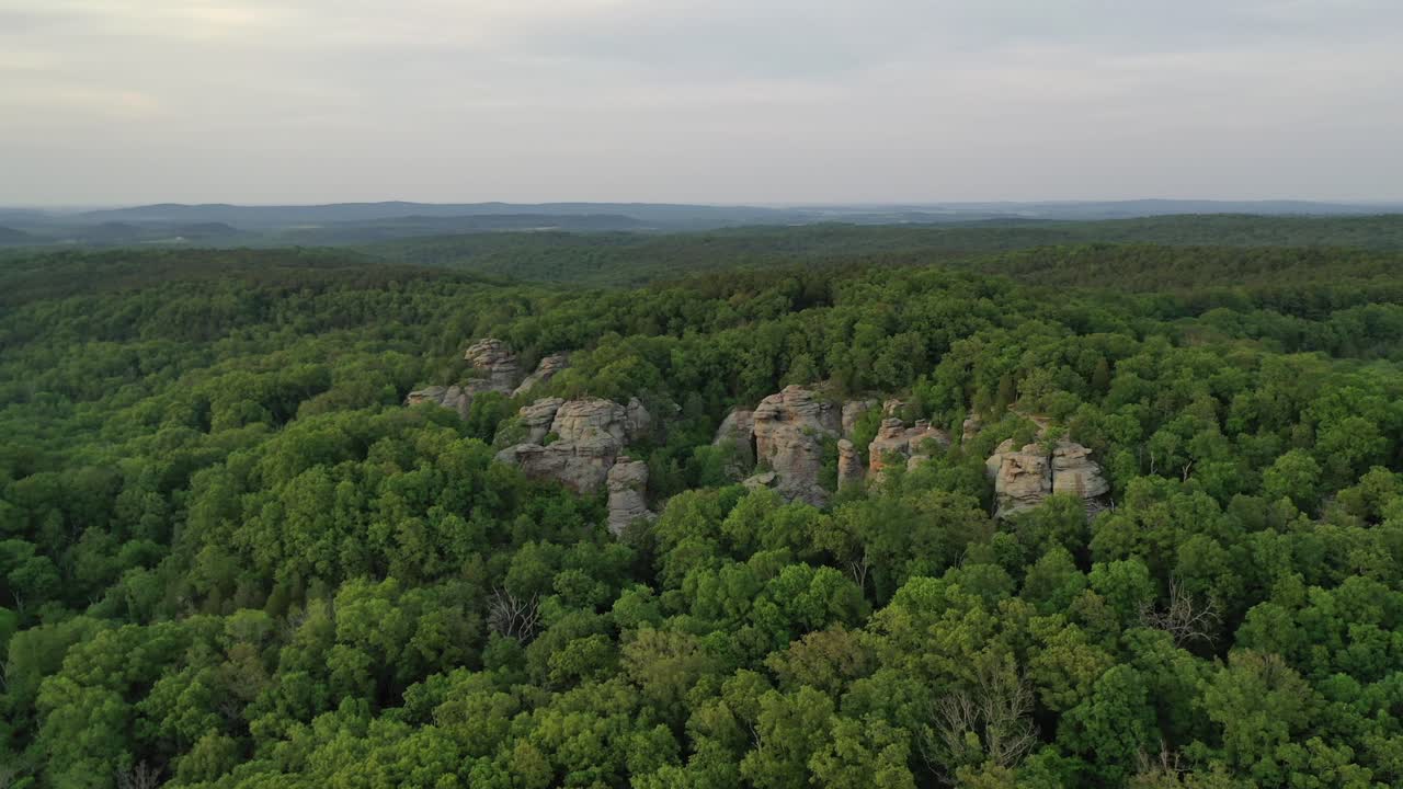 обширный лесной ландшафт и скалистые утесы с воздуха с беспилотника