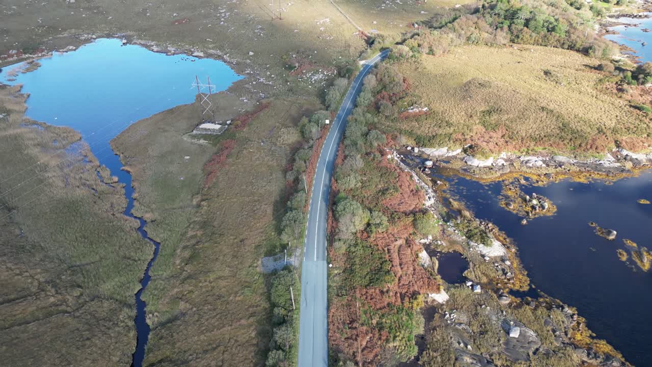 아리엘 드론 (ariel drone) 은 아일랜드의 골웨이 (galway) 로드 (furnace road) 주변의 호수와 초원 위를 날아다니고 있다.