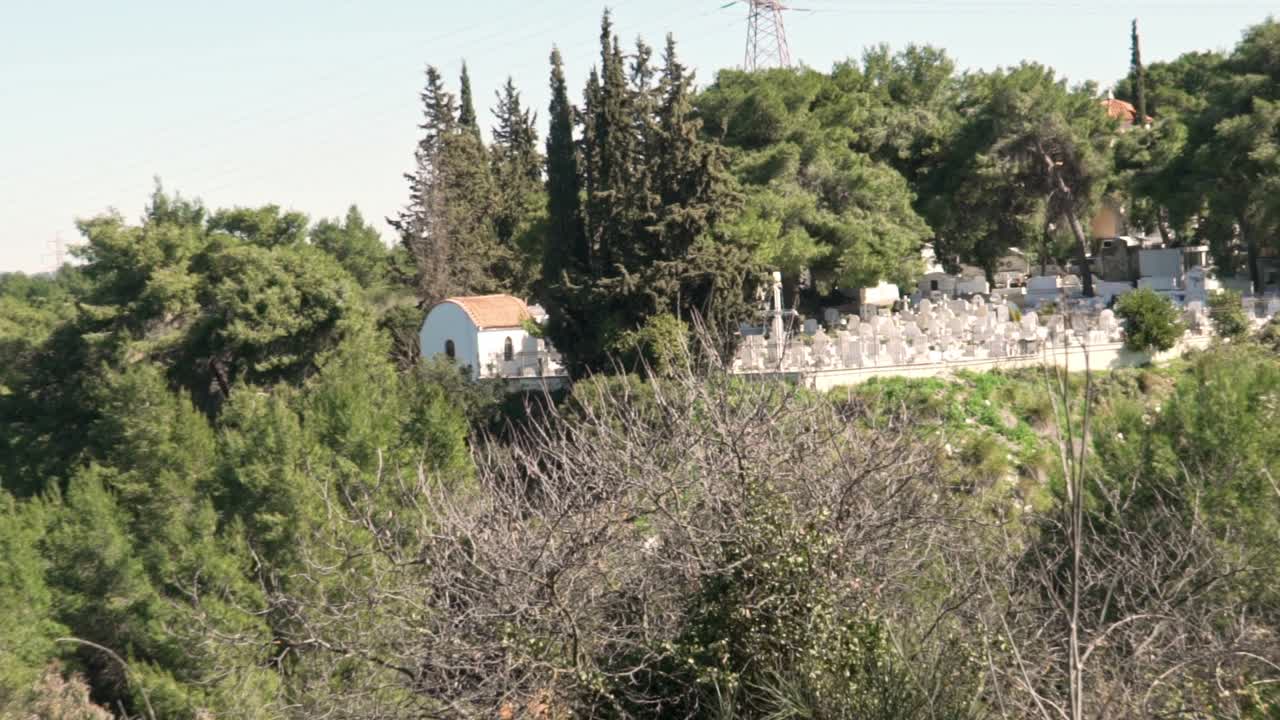 parnitha 산 기슭에 위치한 묘지의 팬 샷, 아테네, 그리스