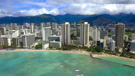 Drone-footage-over-Waikiki-Beach-on-the-island-of-Oahu,-Hawaii