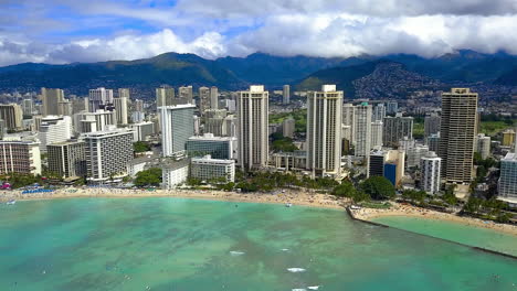 imágenes de drones sobre la playa de waikiki en la isla de oahu, hawaii