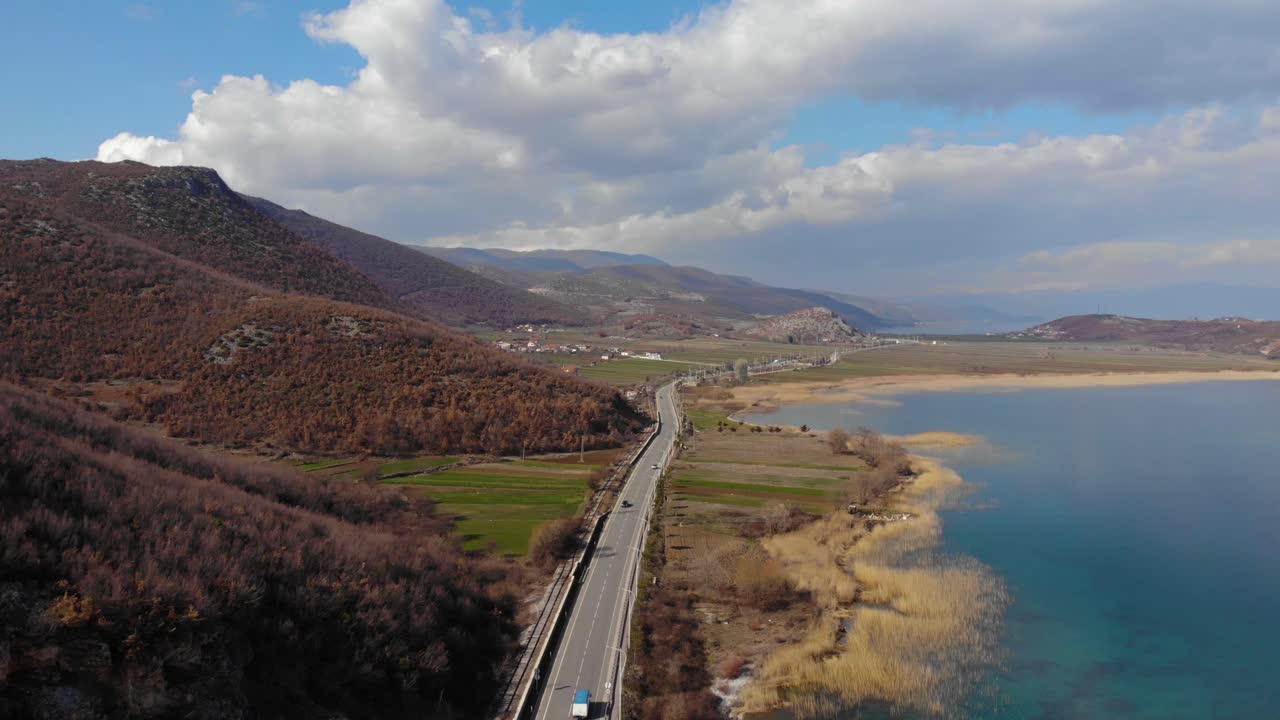 탁 트인 도로와 언덕이 있는 호수 근처의 아름다운 휴양지