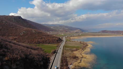 hermoso destino de vacaciones cerca del lago con carretera panorámica y colinas