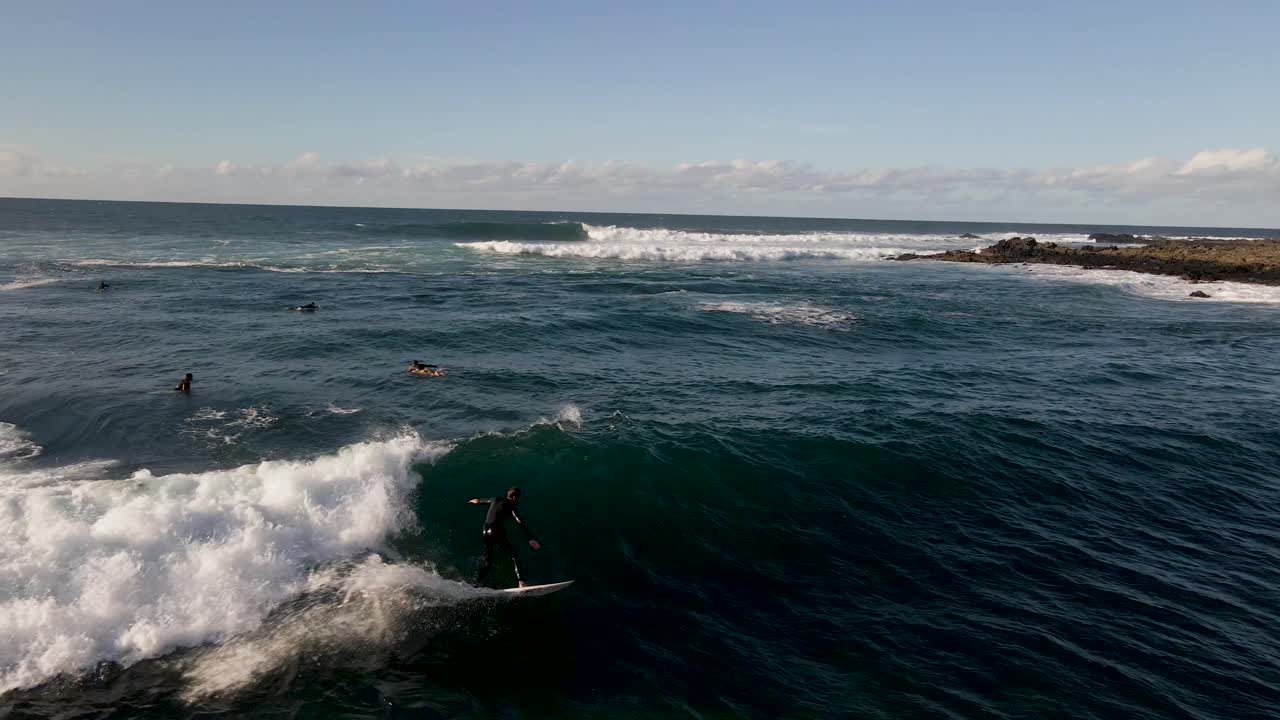 surfer está surfeando una ola en fuerteventura playa blanca españa