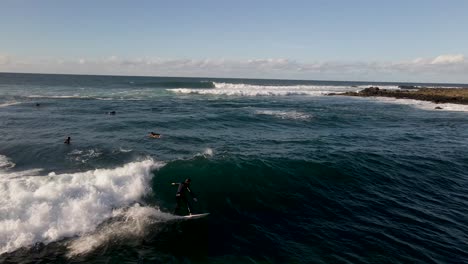 Surfer-Está-Surfeando-Una-Ola-En-Fuerteventura-Playa-Blanca-España