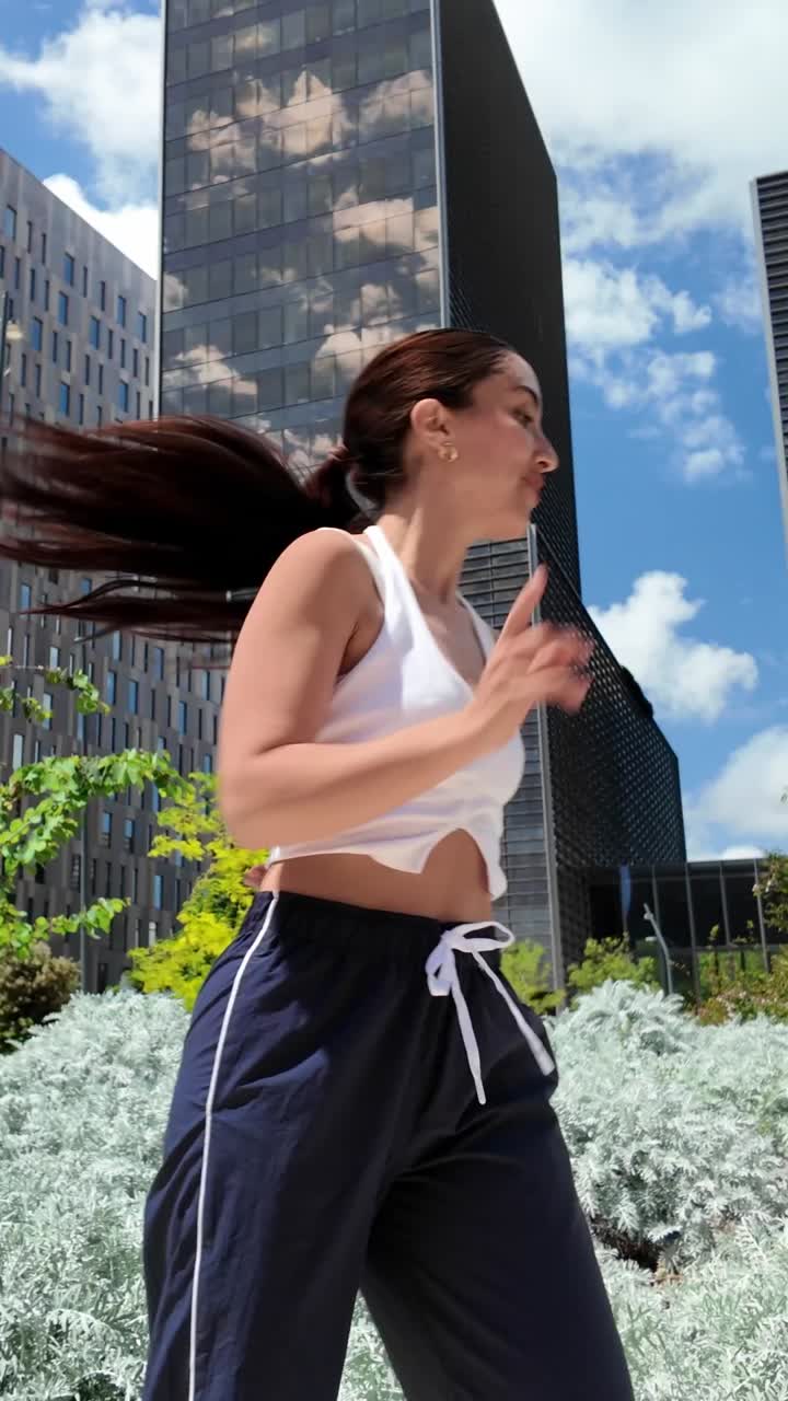 mujer en ambiente urbano