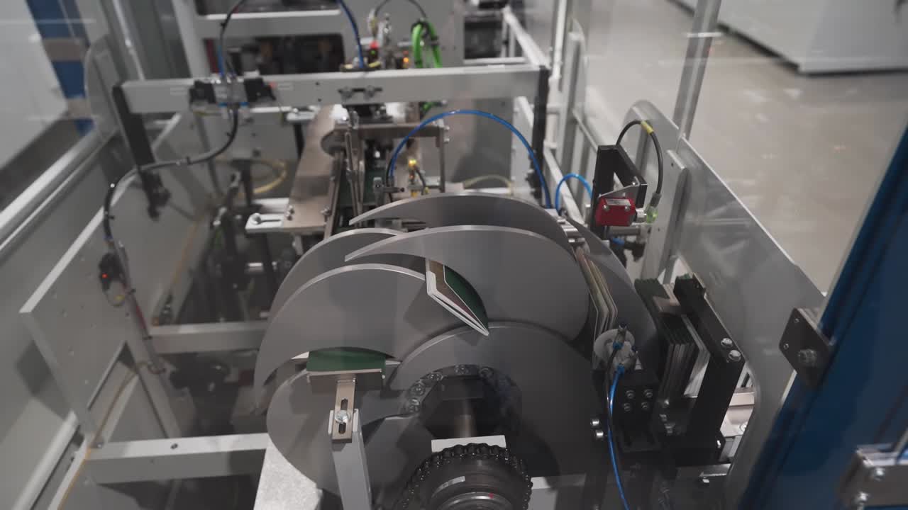 컨베이어 벨트에서 공장의 회전 기계까지 완성된 여권 소책자