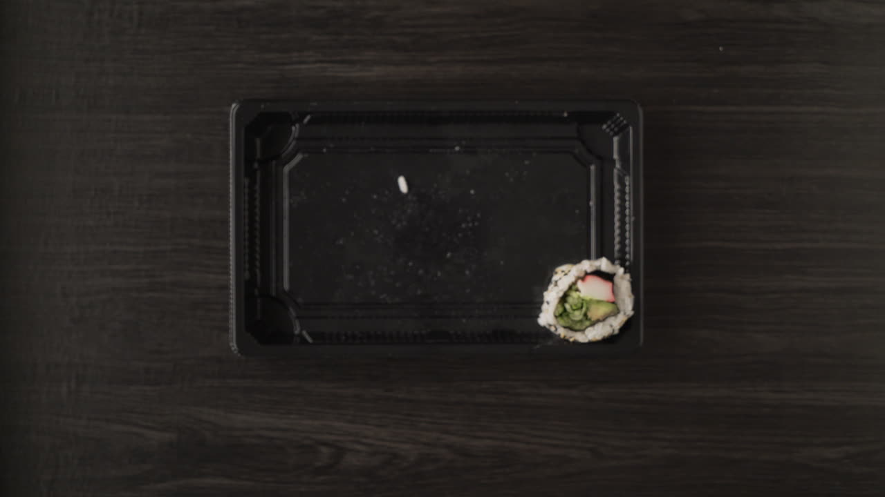 Sushi in un contenitore da asporto.