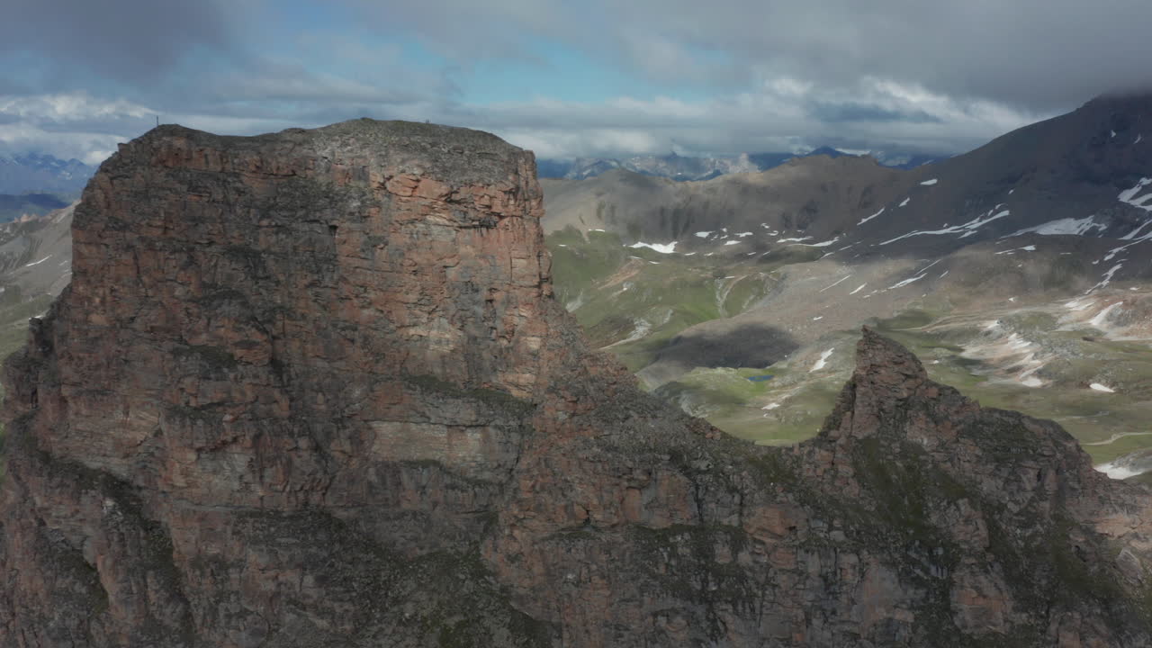 aéreo sobre la cumbre de la montaña y el valle verde revelador