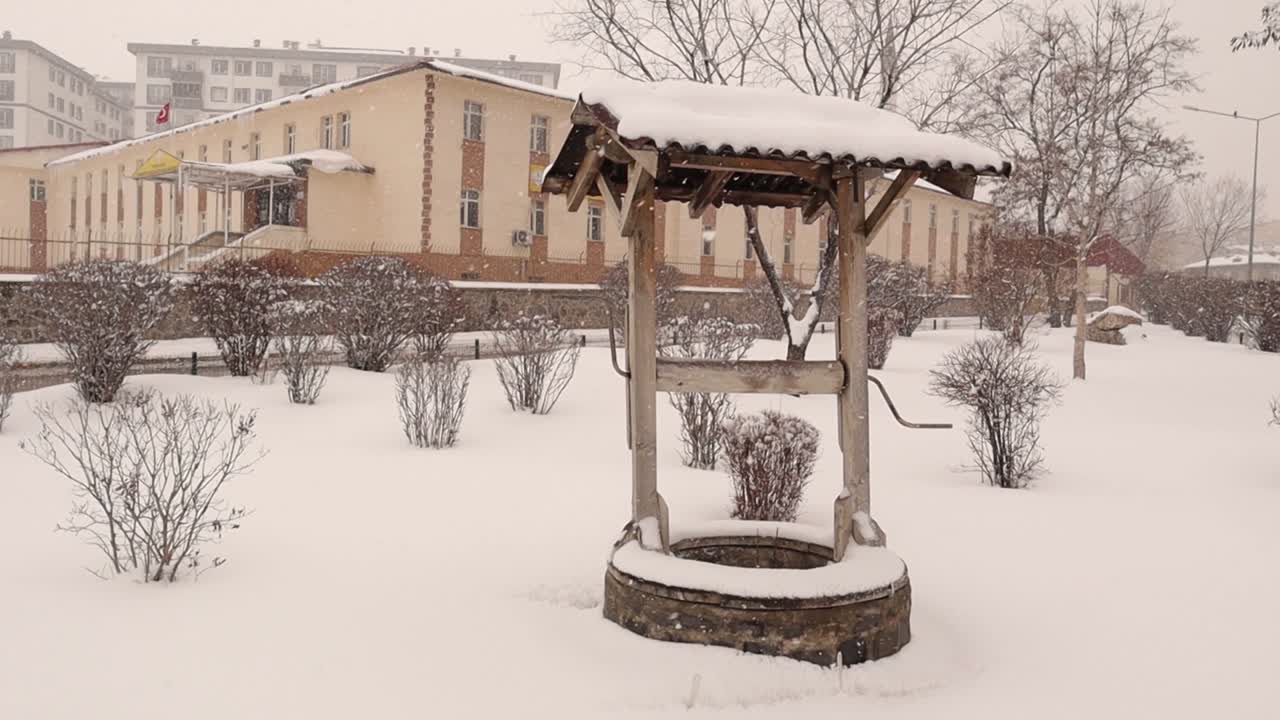 터키에서 눈 폭풍 중에 눈이 떨어지는 고대 우물, 겨울에 추운 날씨, 눈보라, 오래된 건물에 눈이 내리는, 터키로 여행, 얼음, 얼어붙은, 얼음