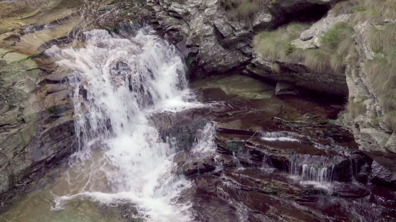 una pequeña cascada cerca del lago campliccioli en el parque natural del valle de antrona en la provincia de verbano-cusio-ossola en piamonte, italia