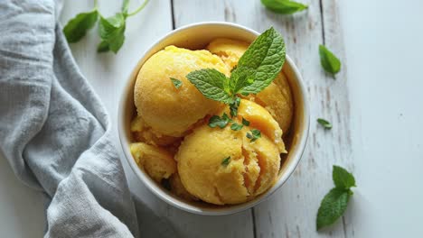 delicioso sorbete de mango en un tazón con menta