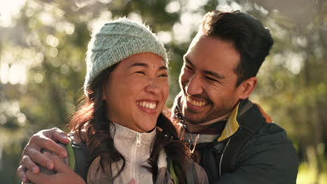 Abrazo,-Senderismo-Y-Feliz-Con-Pareja-En-El-Bosque