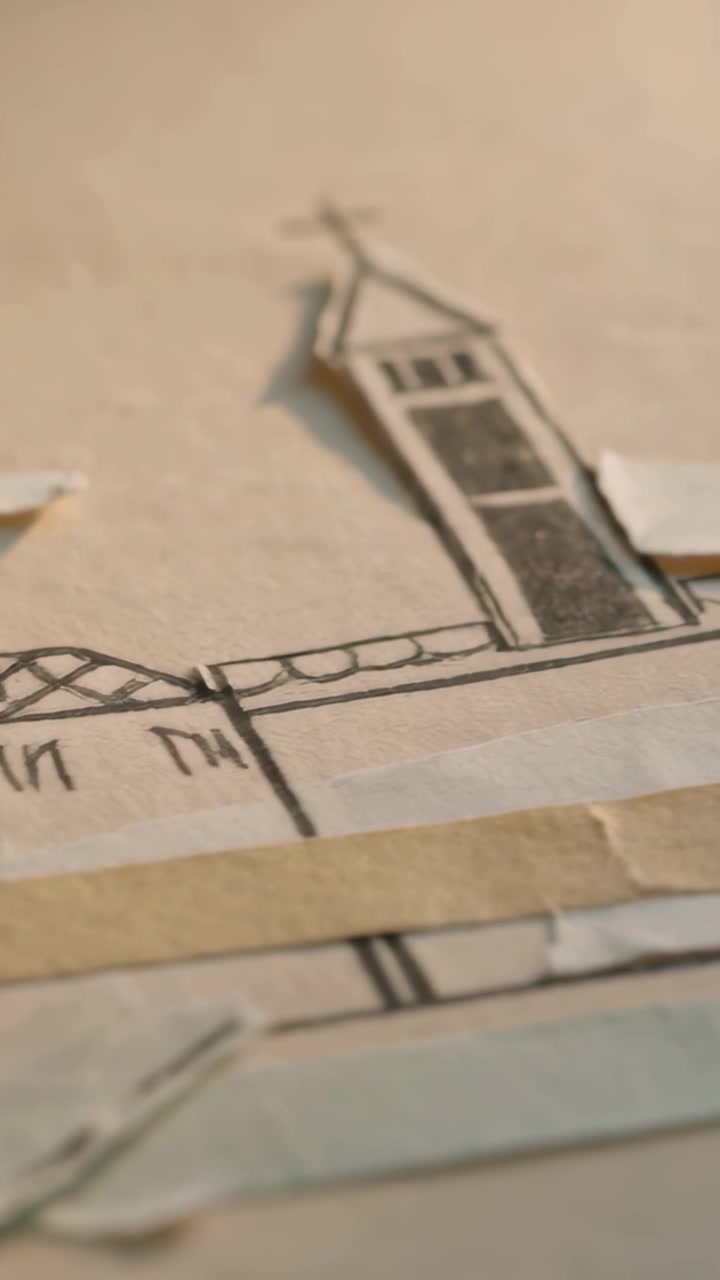 Verticaal video: Pannerende macrocamera toont getekend stadje op crèmekleurig papier, met nadruk op gescheurde flappen
