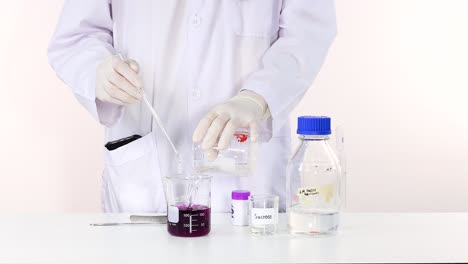 demostración de una reacción química que cambia de color con agitación