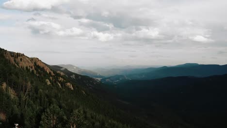 Antena-De-Una-Pareja-Joven-Haciendo-Senderismo-En-El-Monte-Evans,-Evergreen-Colorado