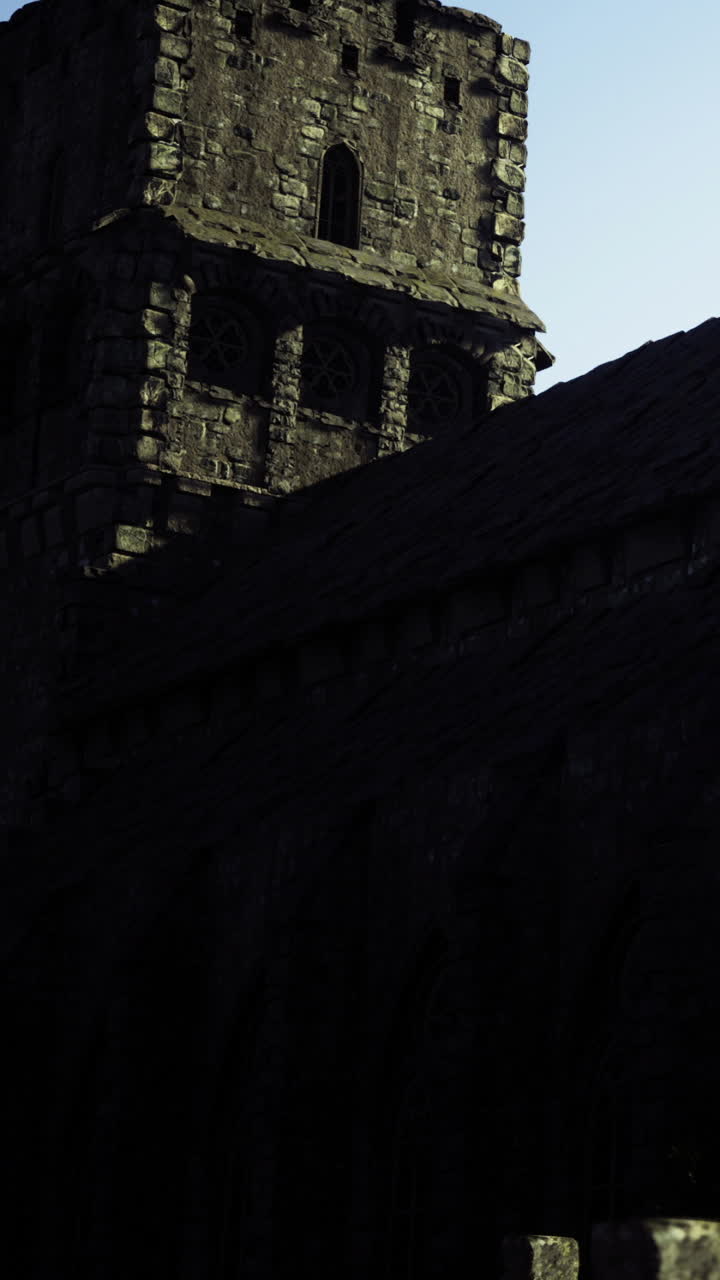 Silhueta de antiga torre de igreja contra um céu azul ao entardecer em uma cidade tranquila