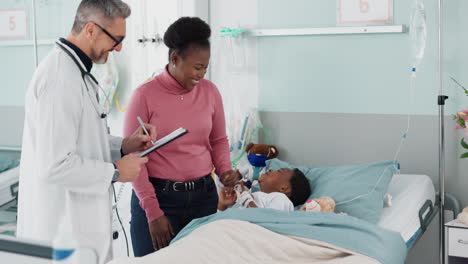 Pediatra,-Madre-Y-Niño-En-La-Cama-De-Un-Hospital.