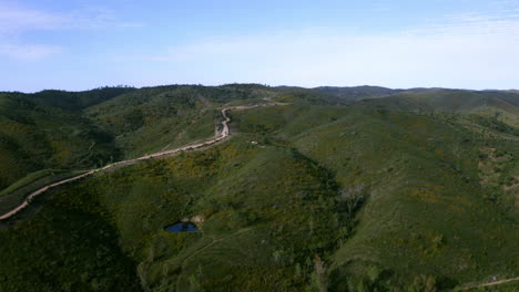 rally en una pista de carreras de tierra en las verdes montañas de portugal, sin autos, sin gente, disparos de drones en el algarve