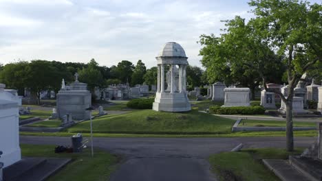 Volando-A-Través-De-Un-Cementerio-Histórico-En-Nueva-Orleans