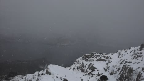 Schnee-Fällt-Auf-Berg,-Zeitlupe,-Torridon,-Hochland,-Schottland