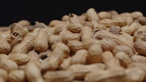 Drehen-Weitwinkel-Eines-Haufens-Erdnüsse-Mit-Schwarzem-Hintergrund