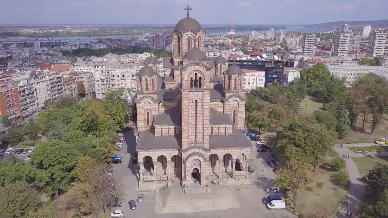 Fantastisk nedadstigende 4K luftoptagelse af Sankt Markus Kirke i Beograds centrum på en solrig sommerdag