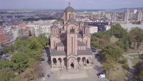 Fantástica-Toma-Aérea-Descendente-De-4k-De-La-Iglesia-De-San-Marcos-En-El-Centro-De-La-Ciudad-De-Belgrado,-Día-Soleado-De-Verano