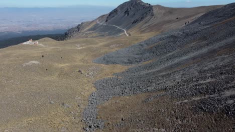 un video cinemático de un camino entre las montañas en toluca, méxico