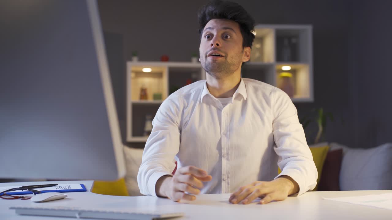 el hombre de negocios encuentra una nueva idea, inspiración e iluminación.