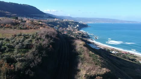 ferrocarril cerca de la costa del mar mediterráneo