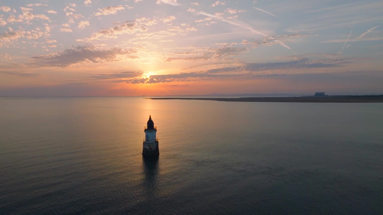 Faro abbandonato di Plover Scar. Baia di Morecambe, Lancashire, Regno Unito. Struttura solitaria in acque molto calme