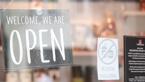 Offenes-Schild-Hängt-Vor-Dem-Café