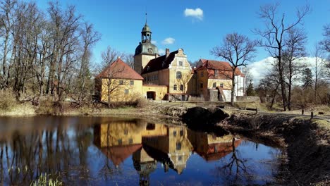 Castillo-De-Lieelstraupe-Con-Reflejo-En-El-Estanque-En-Straupe,-Vidzeme,-Letonia