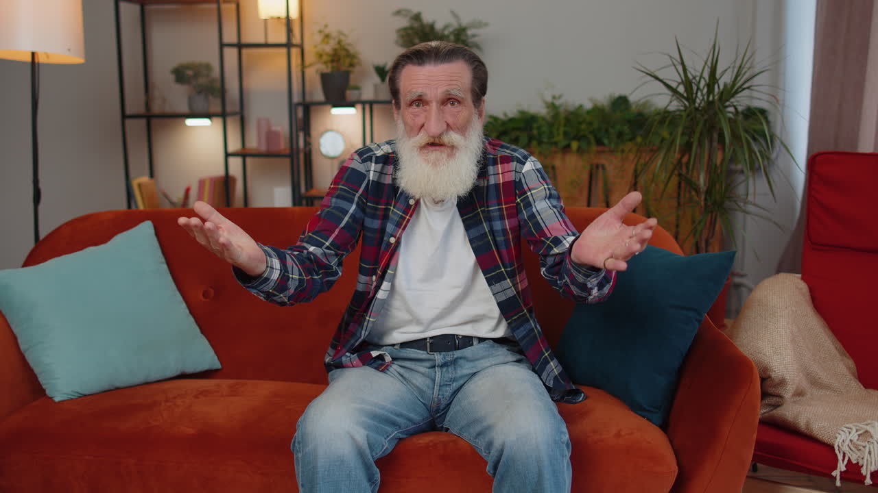 el hombre mayor preguntando por qué, qué razón del fracaso, demostrando incredulidad irritación por los problemas