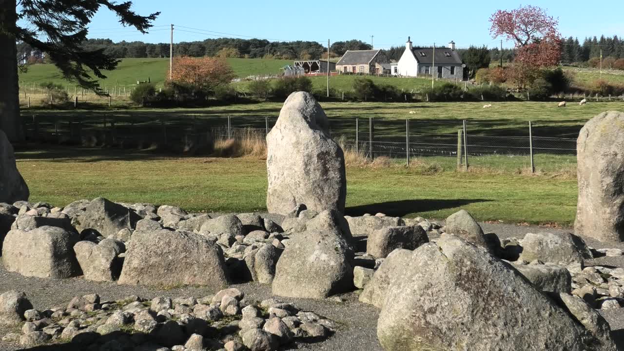 화창한 날 스코틀랜드 북동쪽에 있는 컬러리 스톤 서클(cullerlie stone circle)