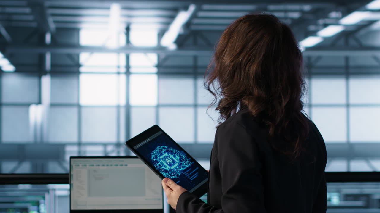 técnico en un centro de datos con una tableta que integra herramientas de automatización impulsadas por la ia