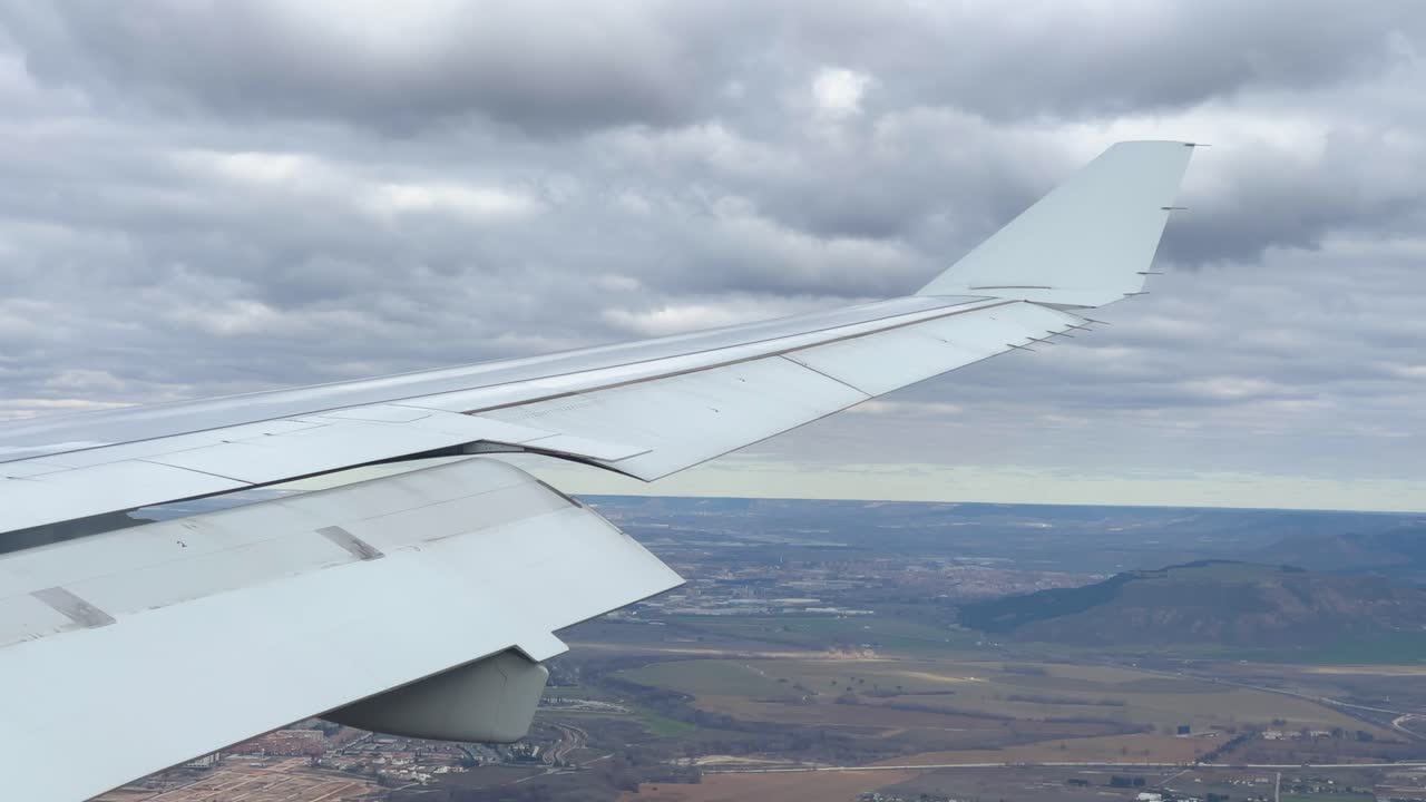 구름 위를 나는 비행기 창에서 항공기 창까지 국제선 비행 이미지