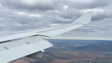 imágenes de vuelos internacionales desde la ventana del avión sobrevolando las nubes hasta la del avión