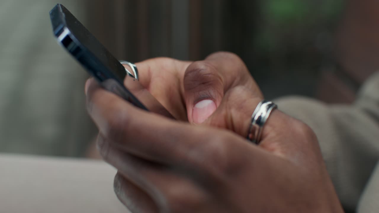 persona que utiliza un teléfono inteligente