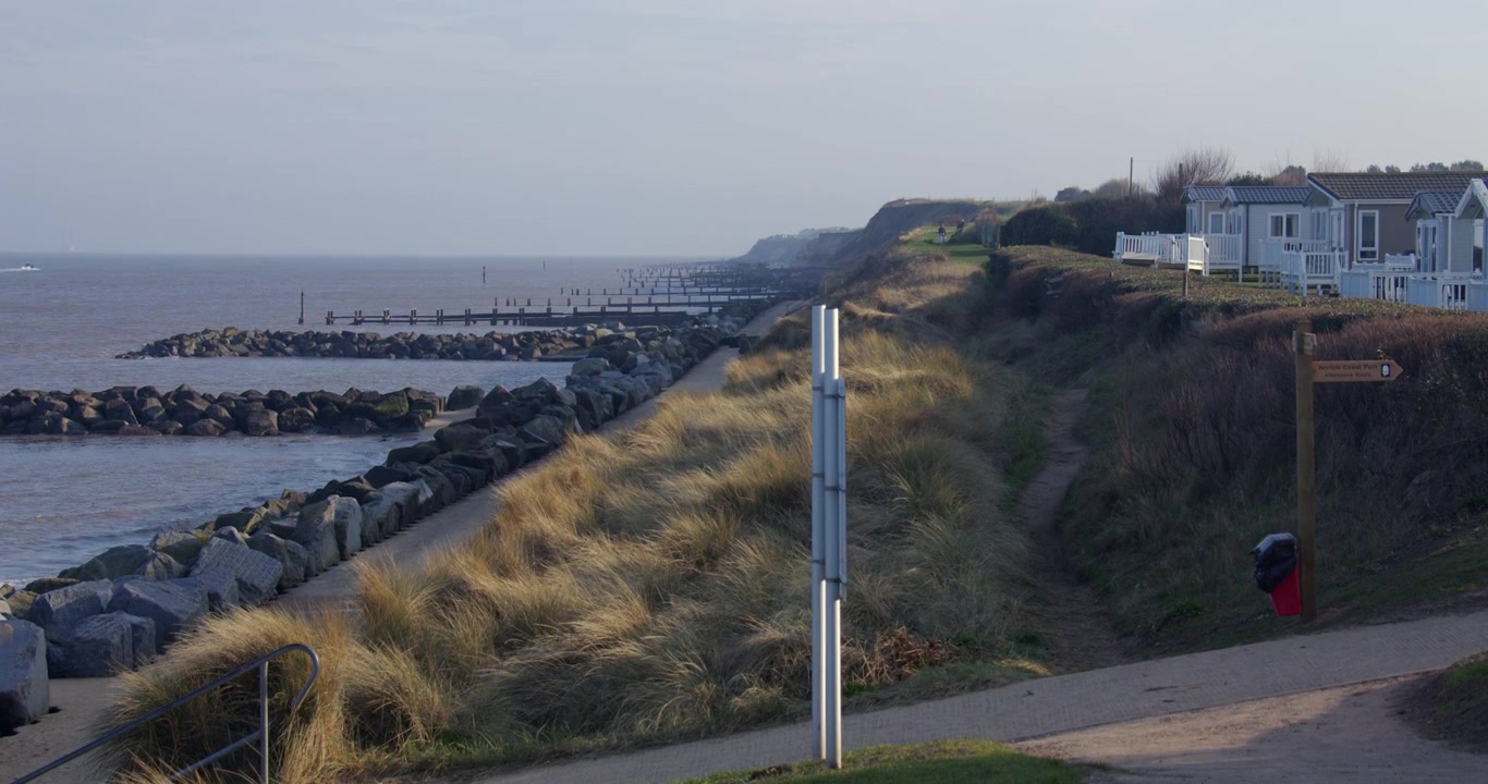 Vidvinkelbillede mod syd af Hopton ferieby ved havet og stenkystsikringer