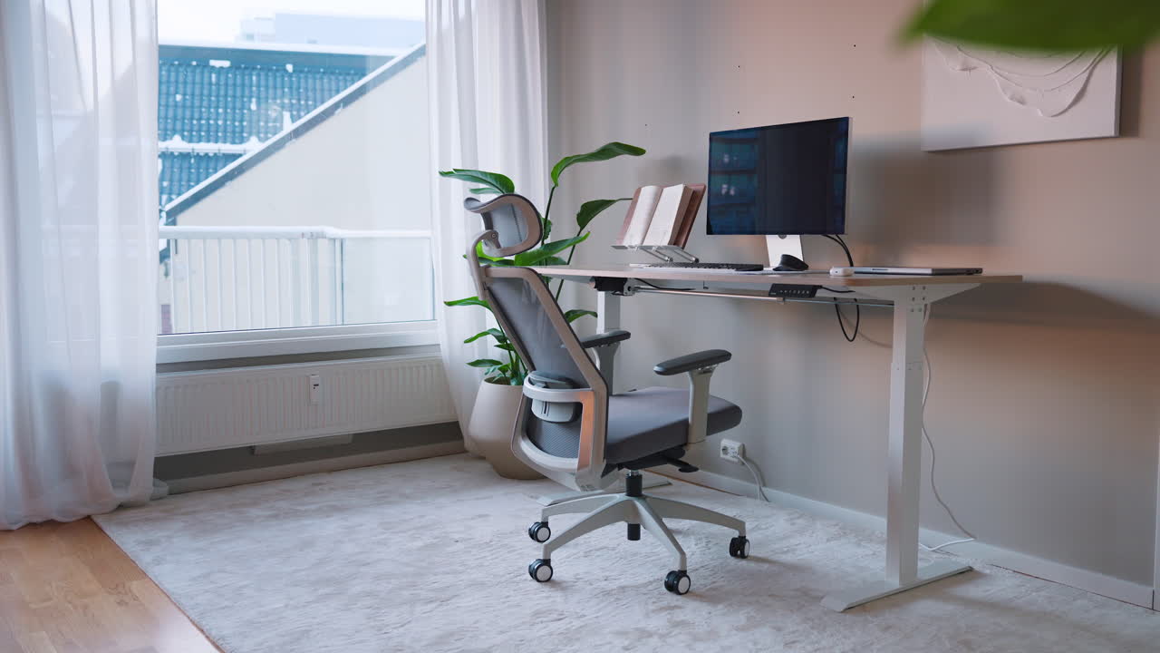 escritorio de oficina en casa y silla con computadora de escritorio cerca de la ventana abierta