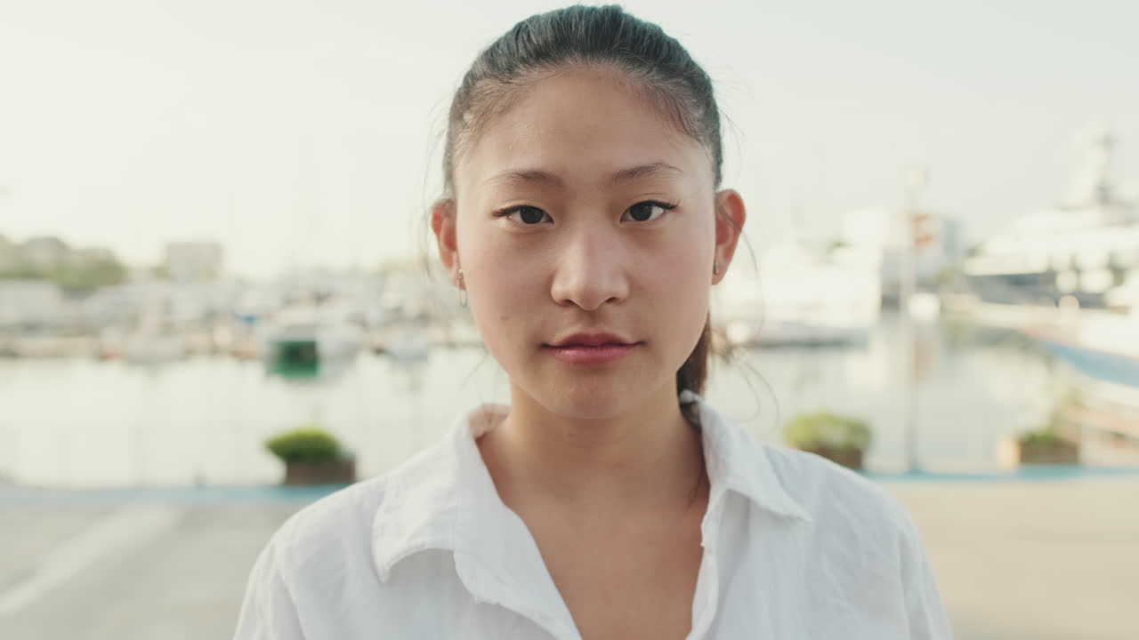 マリーナで微笑むアジア人女性のポートレート。