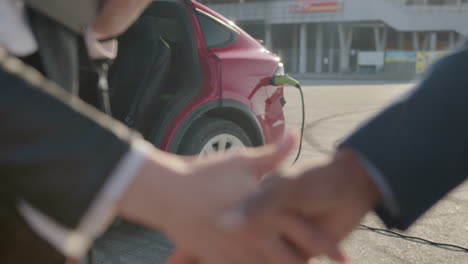 acuerdo de negocios en una estación de carga de automóviles eléctricos