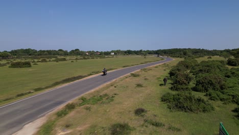 Andar-En-Bicicleta-Por-New-Forest:-La-Perspectiva-Lateral-De-Un-Dron