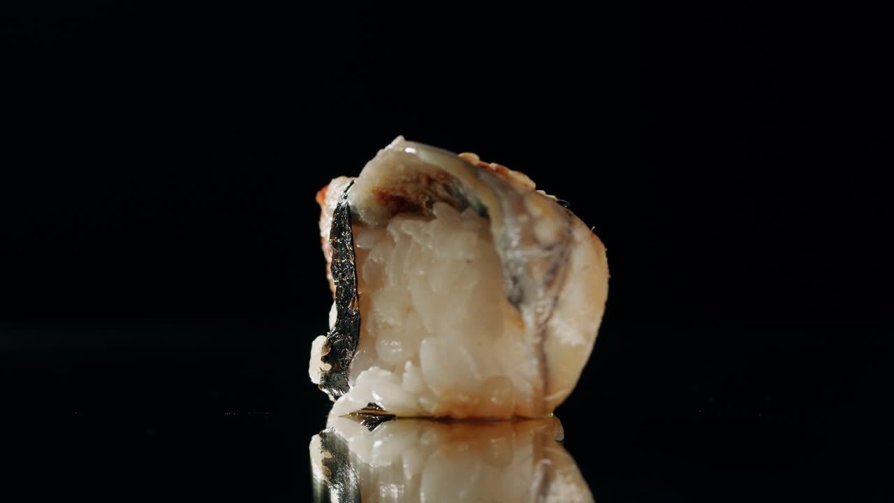 рыбное суши, сашими нигири, японский суши-ресторан, свежие тунец и лосось в современном кафе, традиционная еда, сырая красная рыба, омега-3.