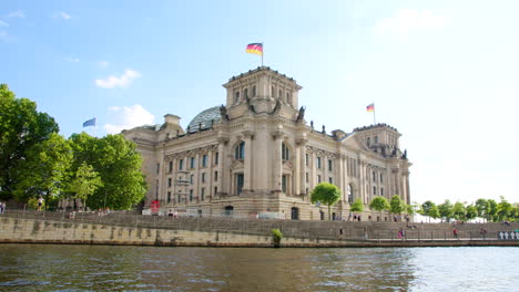 Reichstag-En-Berlín-Bajo-Un-Cielo-Azul-En-Verano-Junto-Al-Río-Spree